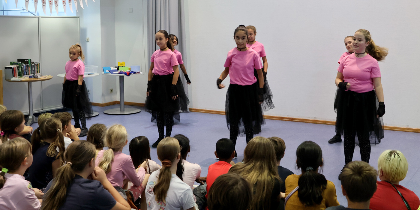 Die Tanzschule Kronenberger begeisterte das Publikum in der Stadtbücherei mit ihrem Auftritt bei der Abschlussparty des Sommerleseevents. Foto: Stadt Walldorf