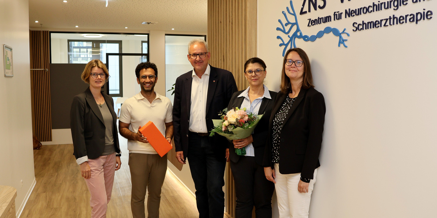 Dr. Mehdi Hajiabadi (2.v.li.) und Prof. Dr. Rezvan Ahmadi (2.v.re.) freuten sich über den Besuch von Wirtschaftsförderin Susanne Nisius (li.), Bürgermeister Matthias Renschler und Sandra Seitz (Wirtschaftsörderung) in ihrer neuen Praxis.