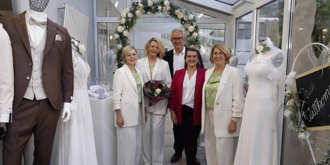 Bürgermeister Matthias Renschler und Stadtmarketingmanagerin Xenia Lux (2.v.re.) gratulierten Daniela Hausmann (2.v.li.) sowie ihren Mitarbeiterinnen Fiona von Appen (li.) und Tanja Rühl zum 30-jährigen Bestehen von Danis Brautmode und Trauringe.