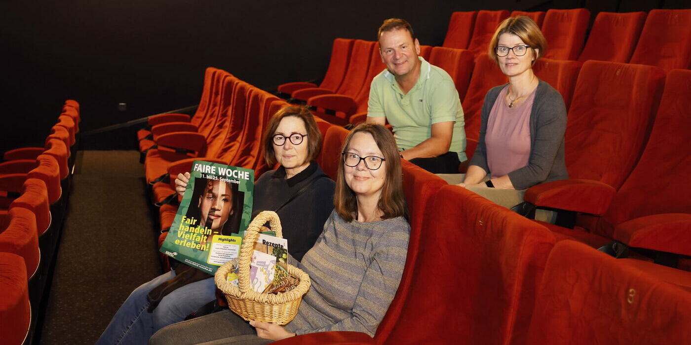 Freuten sich auf einen spannenden Film: Dr. Andrea Schröder Ritzrau (mit Plakat) und Jochen Koppert von der Steuerungsgrupe Fairtrade sowie Sandra Seitz (mit Korb) und Susanne Nisius (beide Wirtschaftsförderung). Foto: Helmut Pfeifer 