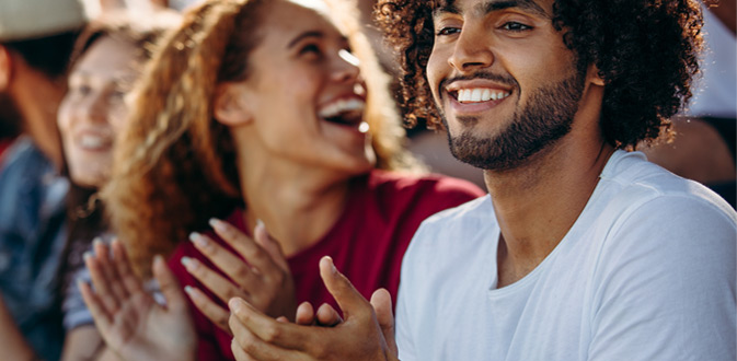 Frau und Mann lachend und klatschend